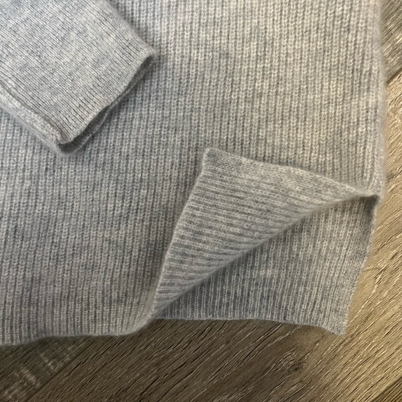 Sundance Light Gray v-neck, long sleeve cashmere sweater size M Like new - Picture 3 of 8